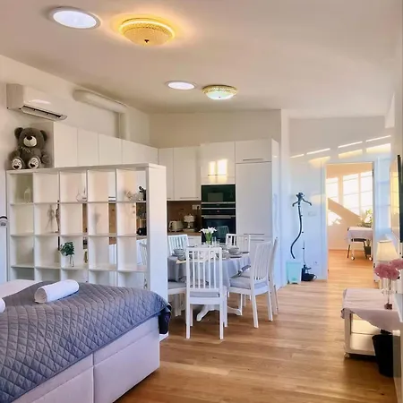 2br - 2 Bathrooms - Main Train Station *