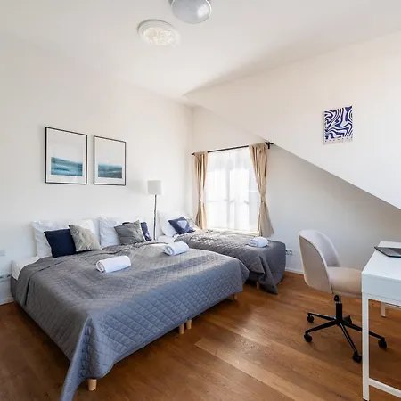 2br - 2 Bathrooms - Main Train Station *