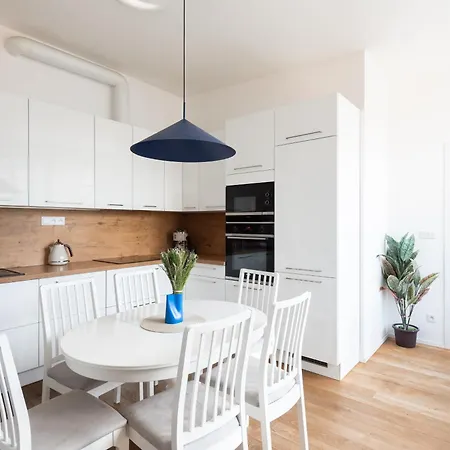 2br - 2 Bathrooms - Main Train Station *