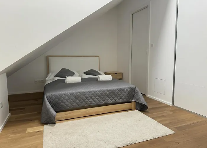 Bright Near Main Station Apartment